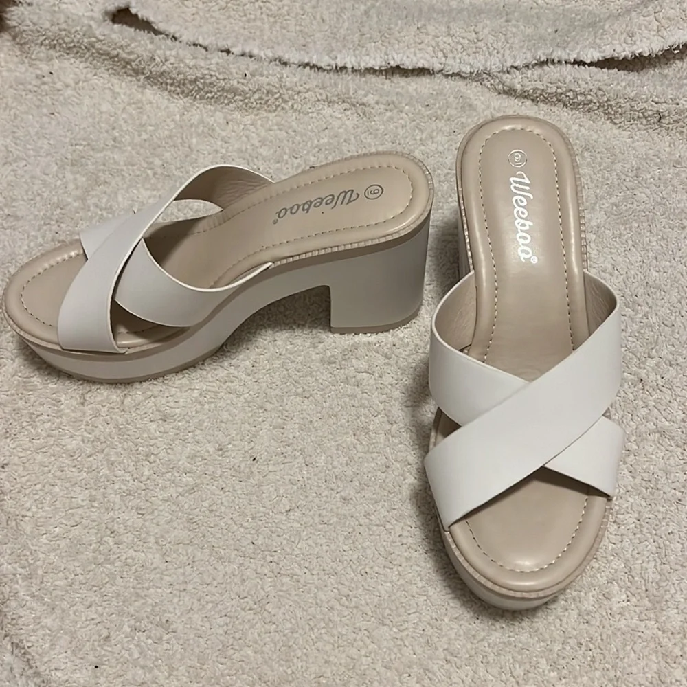 Chic Soul Two-tone Cream Platform Sandals SIZE 9 **Great Condition**